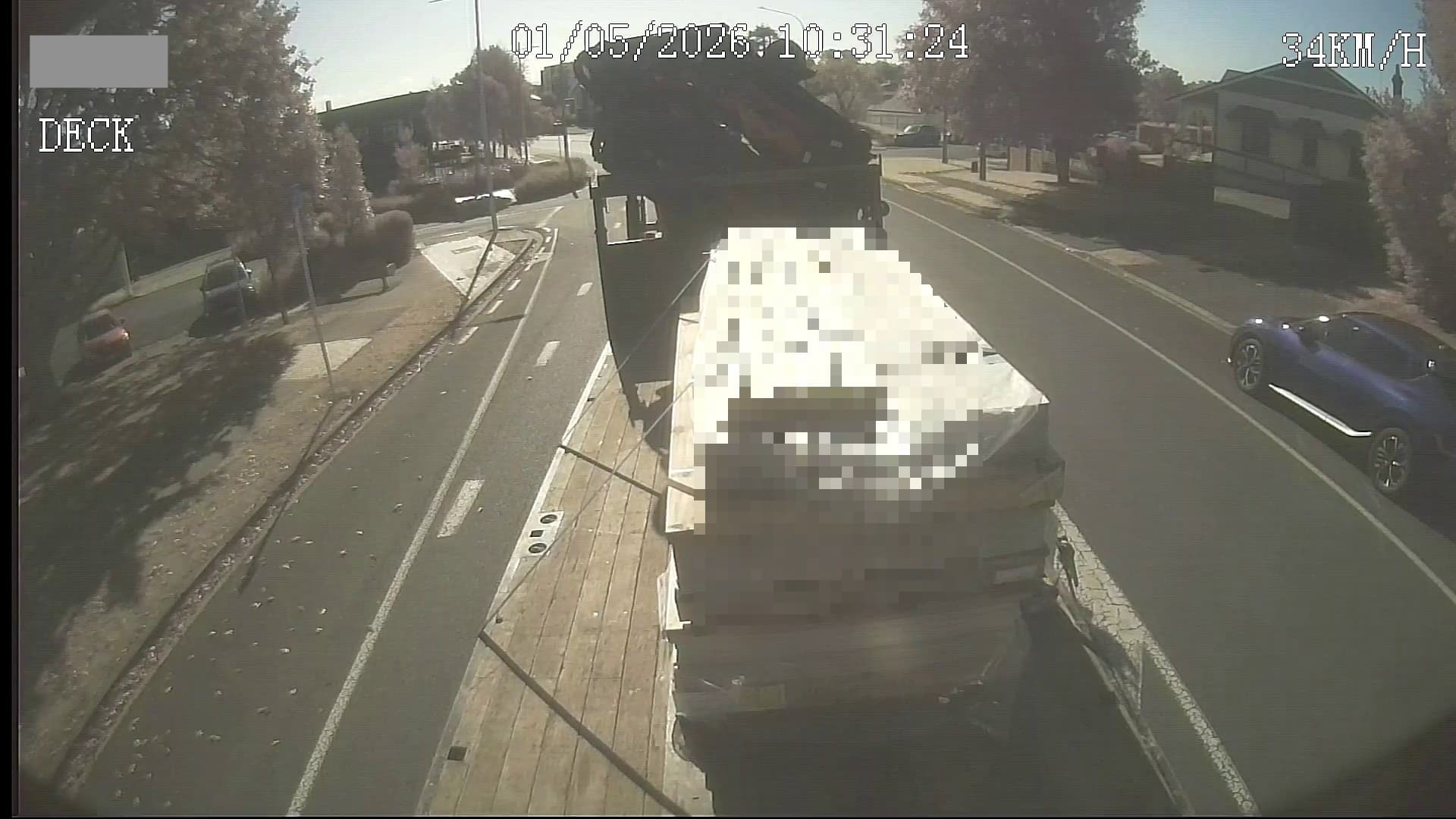 Flatbed deck — building materials in transit, 34 km/h