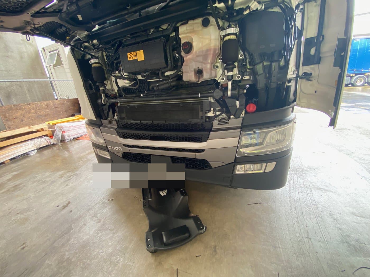 Front camera bracket installation on Scania G500